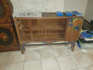 meuble en bois avec miroir à récupérer au Cellier