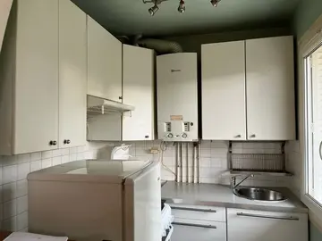 Cuisine avec électroménager contre dépose