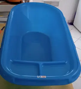 donne baignoire bébé