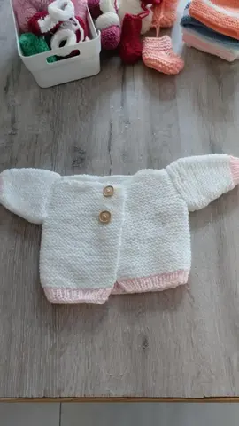 un lot de layettes en laine fait main