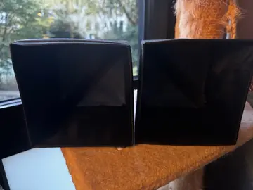 deux petits cubes de rangement IKEA