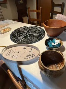 Assortiment de saladiers et plateaux