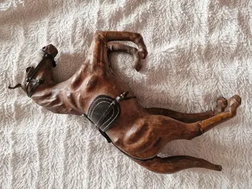 statue cheval en cuir
