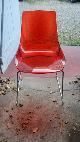 chaise en plexiglas orange/rouge