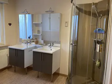 ensemble salle de bain , 2 meubles vasque et une cabine de douche
