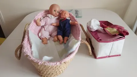 Poupées dans couffin