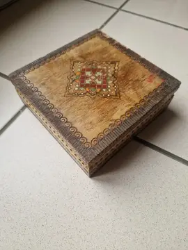 Joli petite boîte en bois decorée
