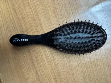 petite brosse à cheveux Dessange poils très durs