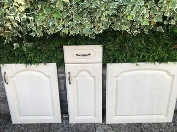 lot de 21 portes de placard cuisine en très bon état,avec charnières.Lotgratuit.