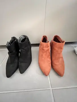 2 paires de bottines noires et camel