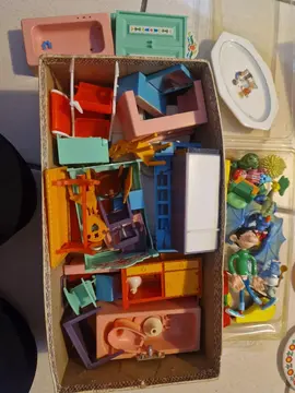 lot de petits jouets divers