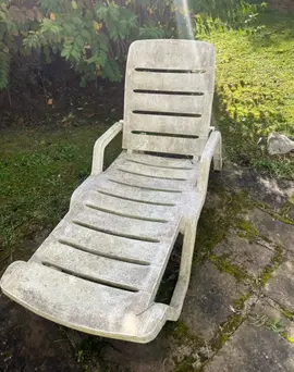 Transat de jardin en pvc Nécessite un nettoyage car resté dehors un moment