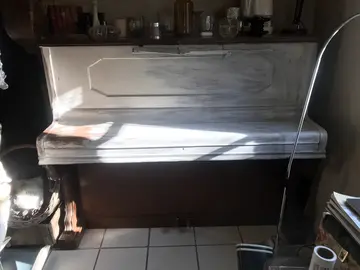Piano à donner. Prévoir décapage et accordage