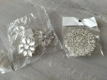 donne boucle déco strass et létal