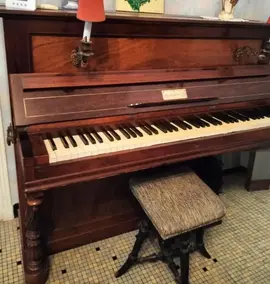 Piano droit Jelmini