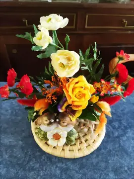 petite composition florale avec 2 petits oiseaux.