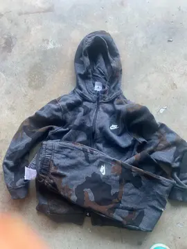 survêtement enfants 10-12 aa nike un petit trou au genou
