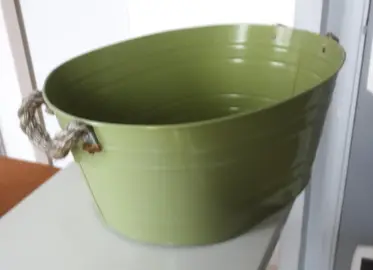 JARDINIERE OVALE EN METAL PEINT