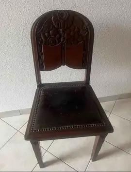 Chaise, ancienne en bois Cuir craquelé sur l’assise