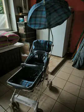 poussette avec son ombrelle.pas neuve mais fait bien le job.a nettoyer