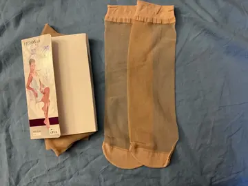 chaussettes fines transparentes très serrées à la cheville