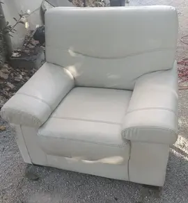 fauteuil blanc avec griffures de chat en bas sur un côté