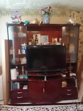 Bonjour, Je donne un meuble de salon en très bon état. Il est bien entretenu et complet. ⚠️ La télév