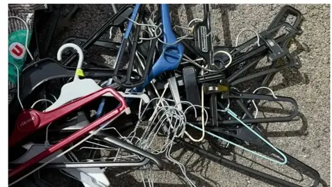lot de 30 cintres environ métal et plastiques