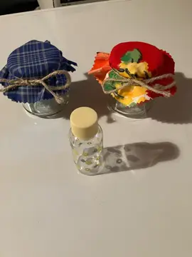 Petit flacon en plastique et petits bocaux vides
