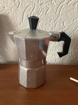 toute petite cafetière italienne