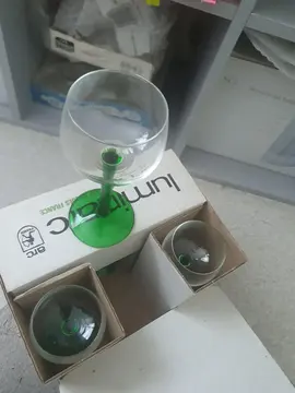 6 verres à vin, avec pied vert