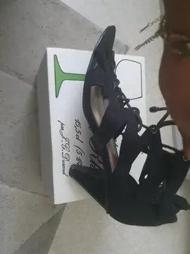 chaussure à talon avec lacet sur l'avant