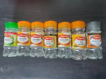 7 pots à épices vides