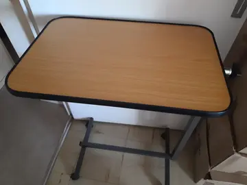 Table de lit à roulettes