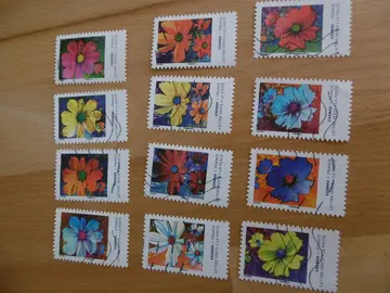 Série 12 timbres Les couleurs du Cosmos 2020