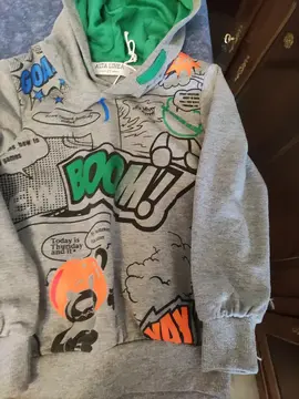 Sweat à capuche manches longues.( 4 ans ).