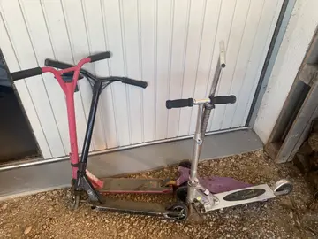 trottinettes à donner. La noire n'est plus disponible. Pour les autre, n'hésitez pas !