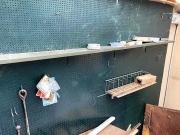 panneau d'accrochage à outils en isorel + cadre en bois de support + crochets