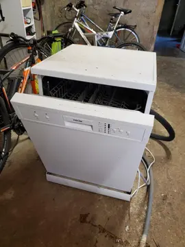 lave vaisselle fonctionne presque ( pompe à changer)