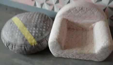 Lot de petits poufs