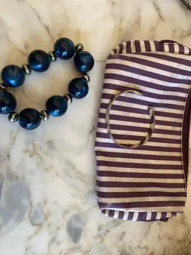 trousse maquillage et 2 bracelets