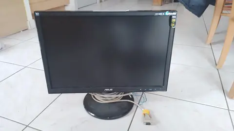 Ecran plat ASUS 19 pouces VGA qui semble en panne