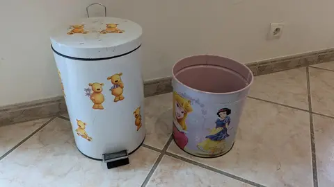 2 poubelles enfants