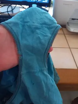 culotte bleu laver pour femme avec dentelles et quel que troue peux encore servir taille 54/56