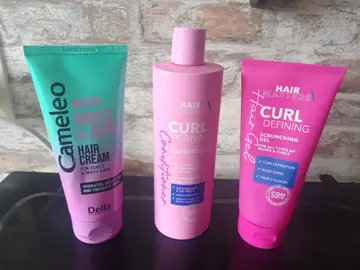 Donne produits cheveux bouclés