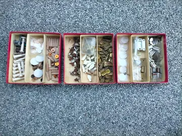 Quincaillerie pour assemblage et étagères