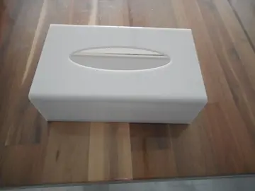 petite boite à mouchoirs blanche