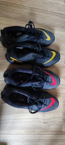 2 paires de chaussures Nike