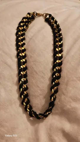 Collier chaîne avec fermoir.