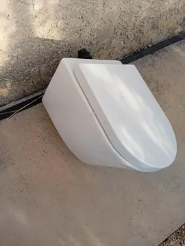 toilette suspendu en bon état